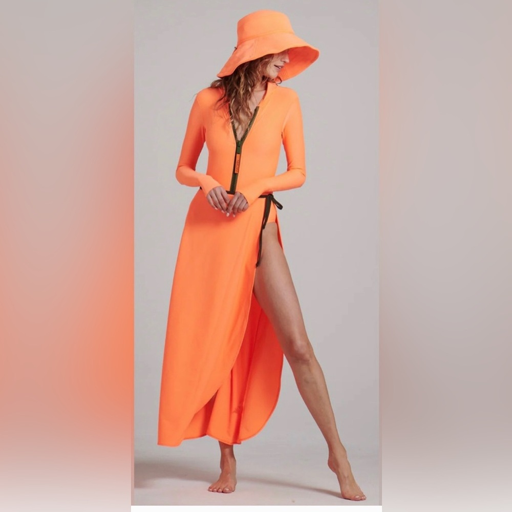 NWOT WATSKIN SUNWEAR Olivia Wrap Skirt in
Neon Orange
Watskin Sunwear Size: S